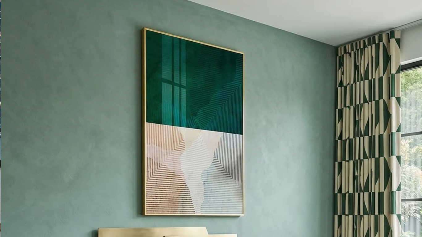 Cuadro abstracto poligonal colgado sobre el cabecero de una cama en un dormitorio de tonos verdes y dorados_png