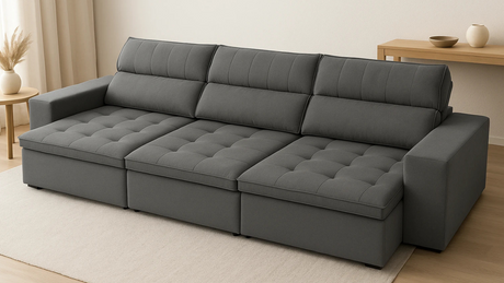 Sofá modular de 3 cuerpos en gris oscuro, visto desde una perspectiva ligeramente superior, en una sala moderna con mesa auxiliar de madera y alfombra clara.