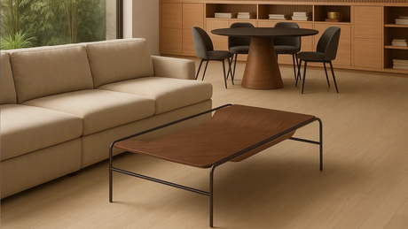 Sala y comedor integrados con sofá beige, mesa de centro moderna y mesa redonda de comedor.