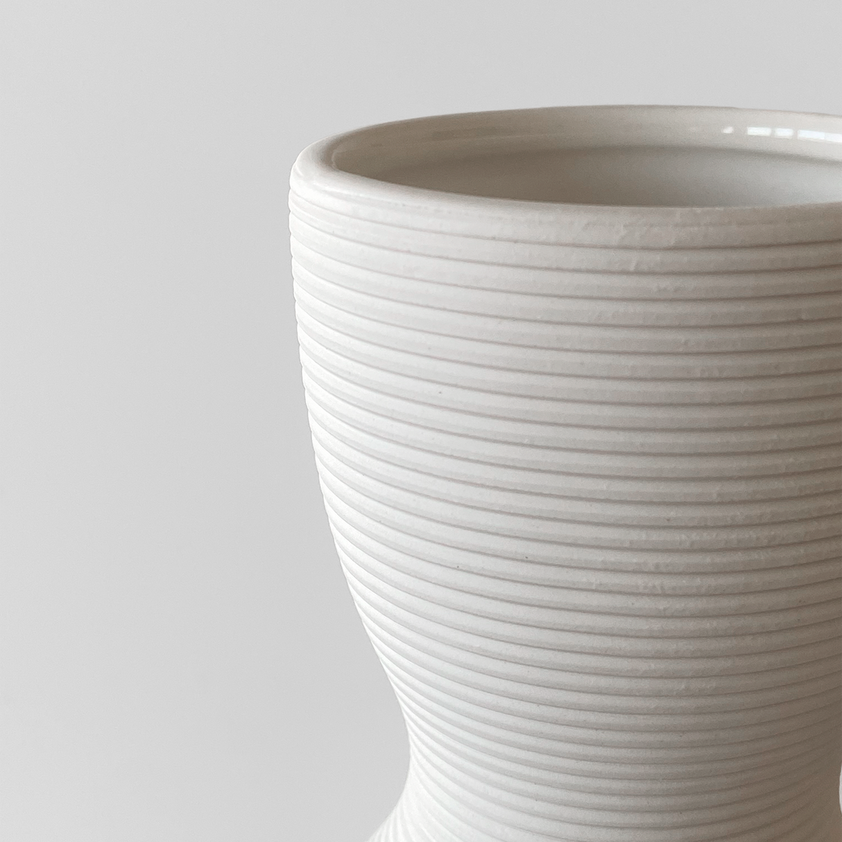 Jarrón Decorativo Largo con Silueta de Ceramica Moderno