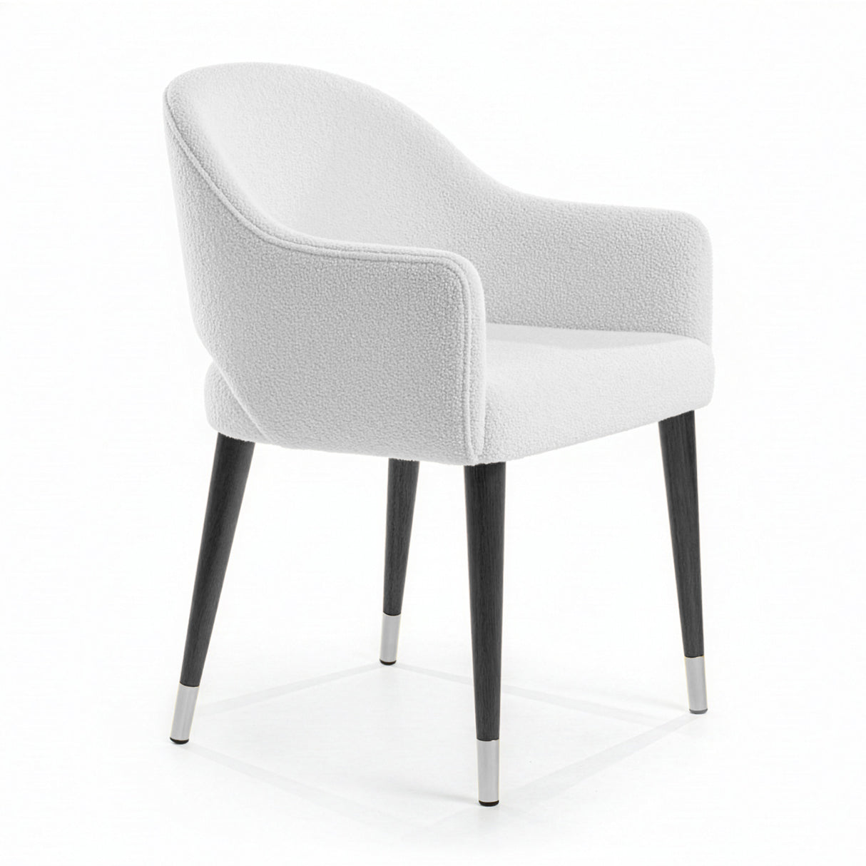 Silla acolchada con respaldo abierto color gris claro.