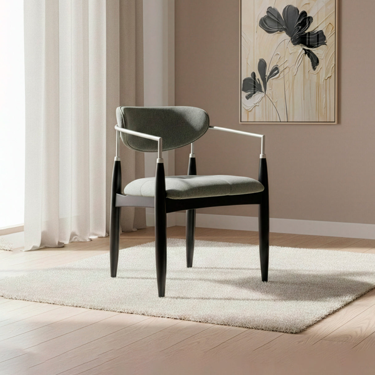 Silla acolchada de madera con brazo de acero color gris y negro.