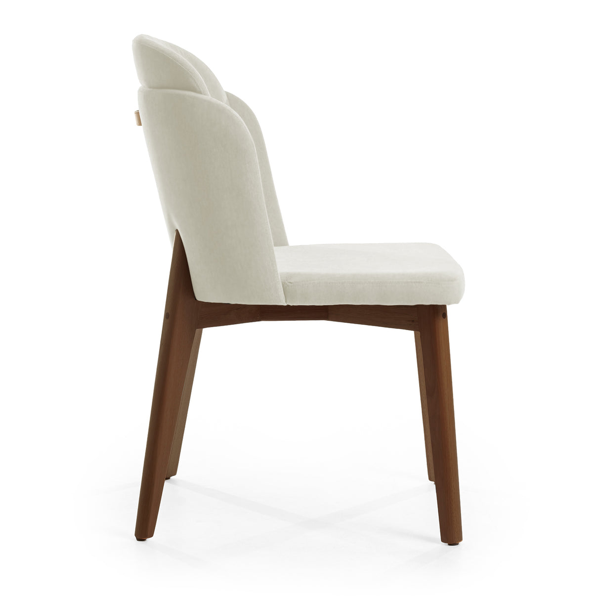 Silla acolchada con respaldo y patas de madera y detalle en ecocuero.