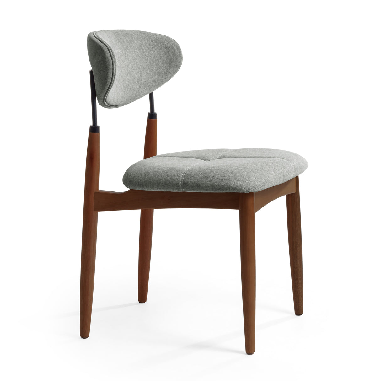 Silla de madera con respaldo y asiento acolchados.