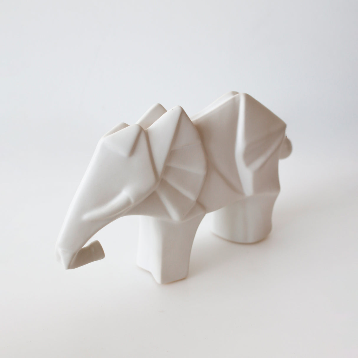 elefante decorativo de porcelana blanca