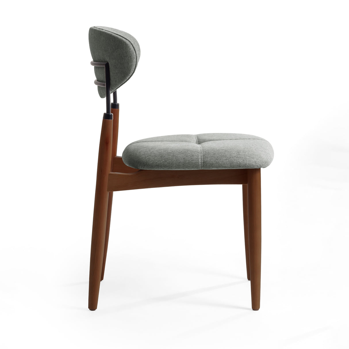 Silla de madera con respaldo y asiento acolchados.