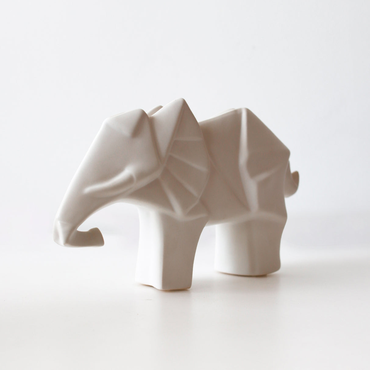 elefante decorativo de porcelana blanca