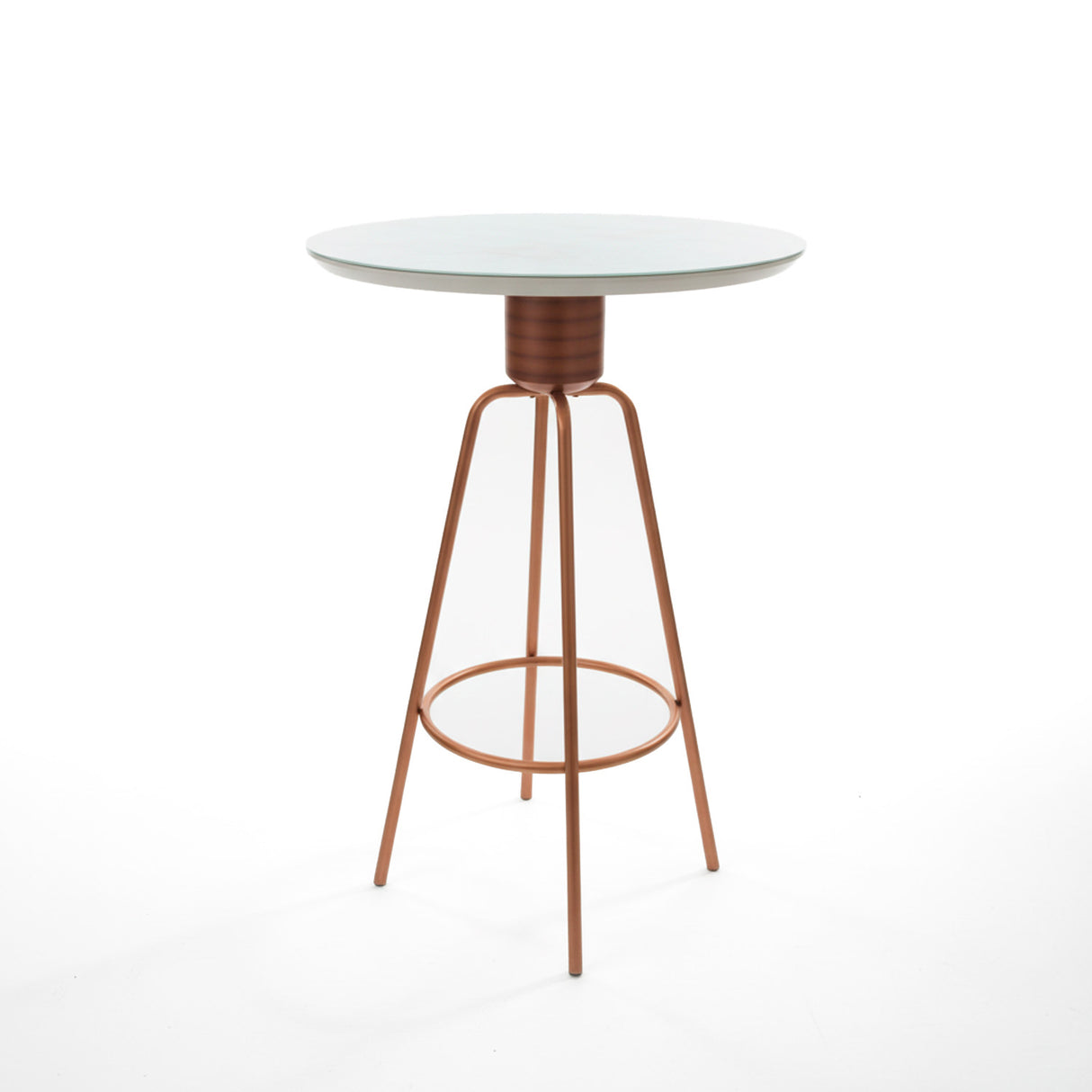 Mesa alta para terraza cubierta de mármol y detalles en dorado.
