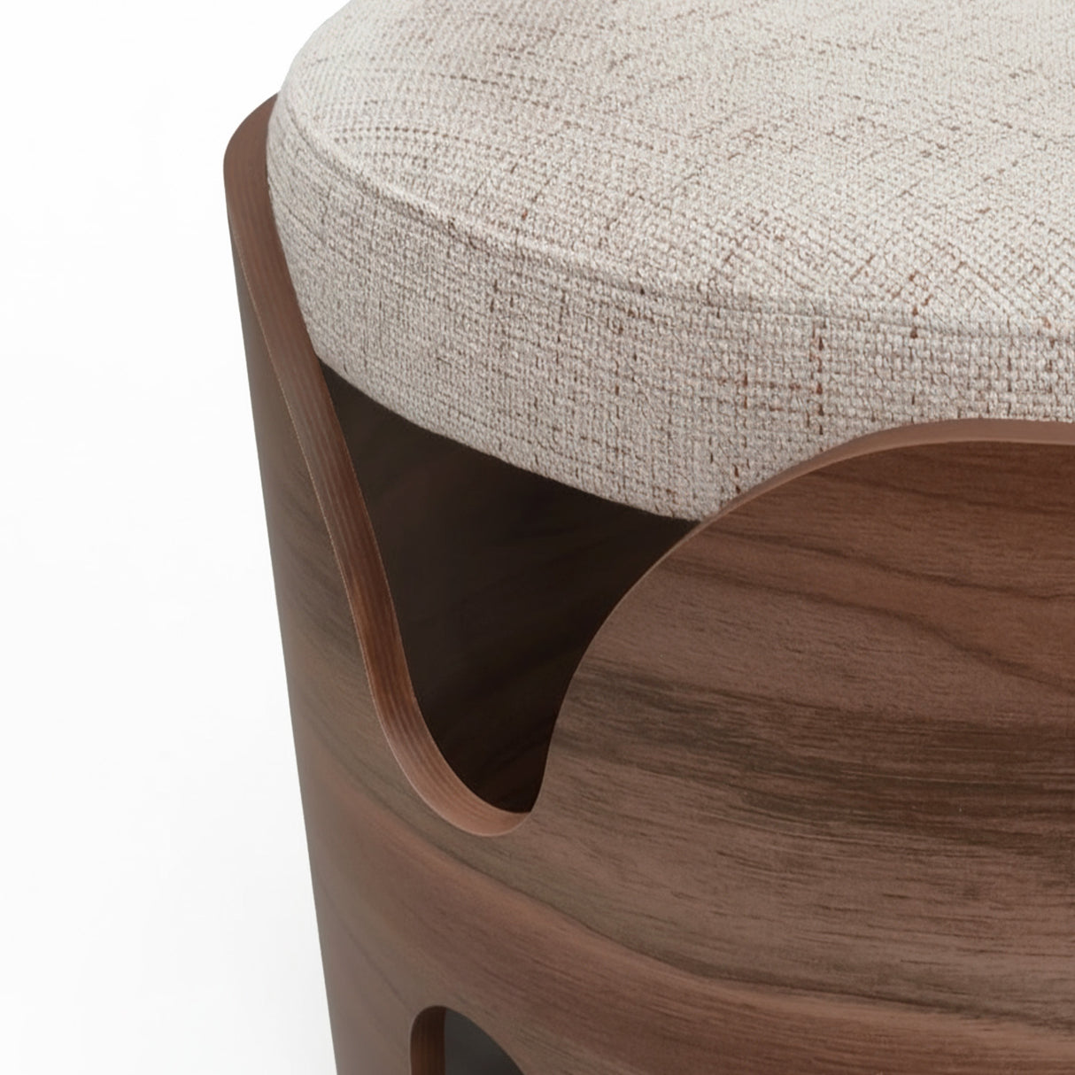 Poltrona de lino color beige con madera color nogal