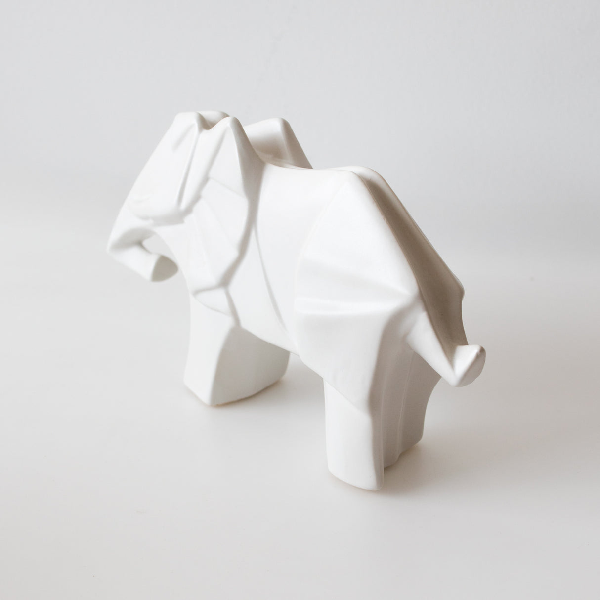 elefante decorativo de porcelana blanca
