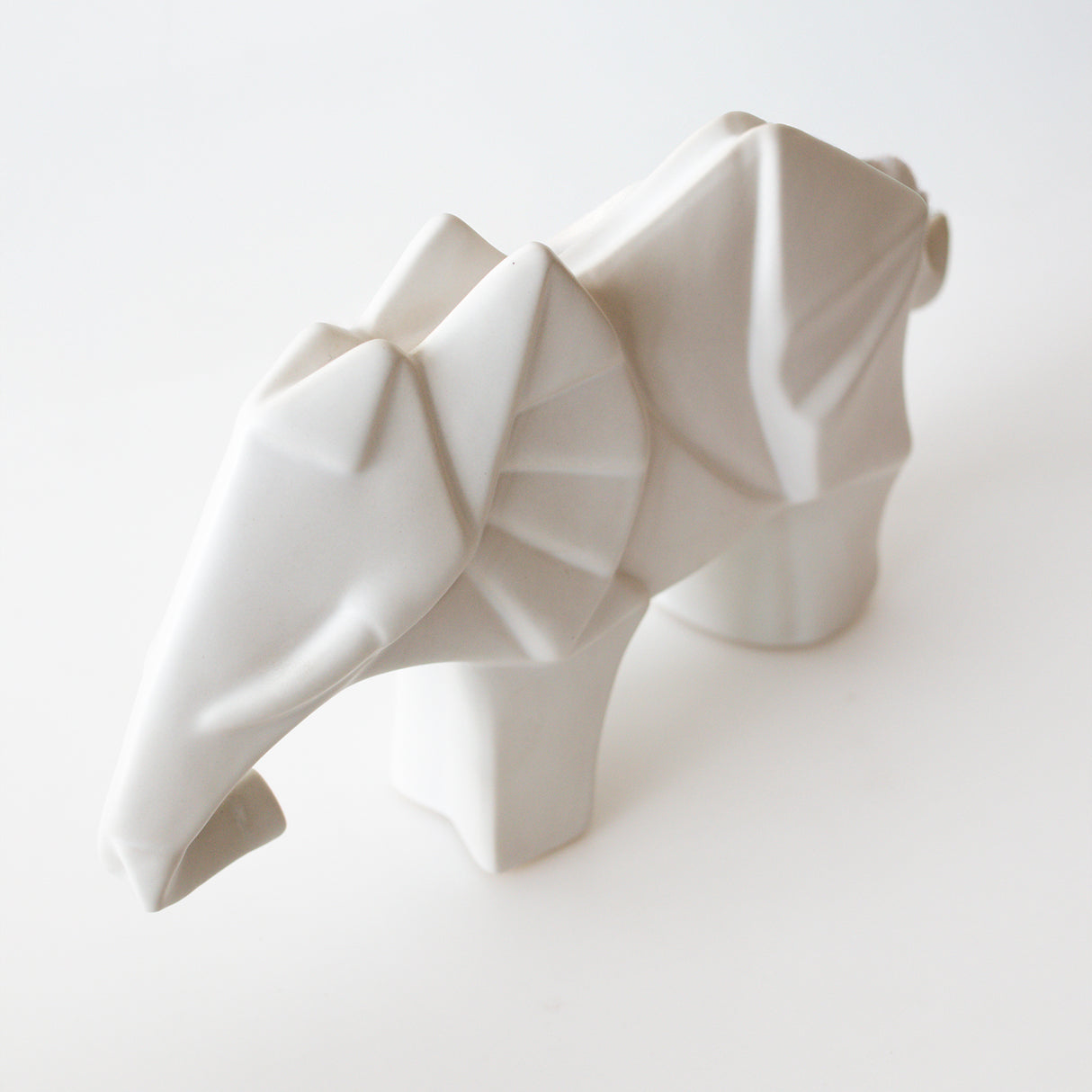 elefante decorativo de porcelana blanca