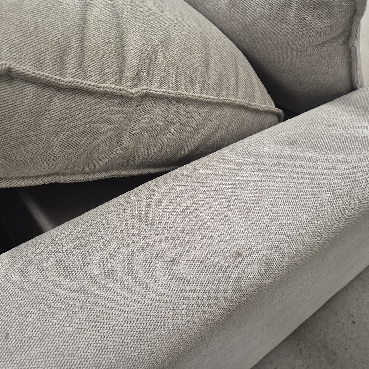 Sofá 2 Cuerpos Soft Tejido Arena - 1.90MT Outlet S/CAMBIO NI DEVOLUCIÓN