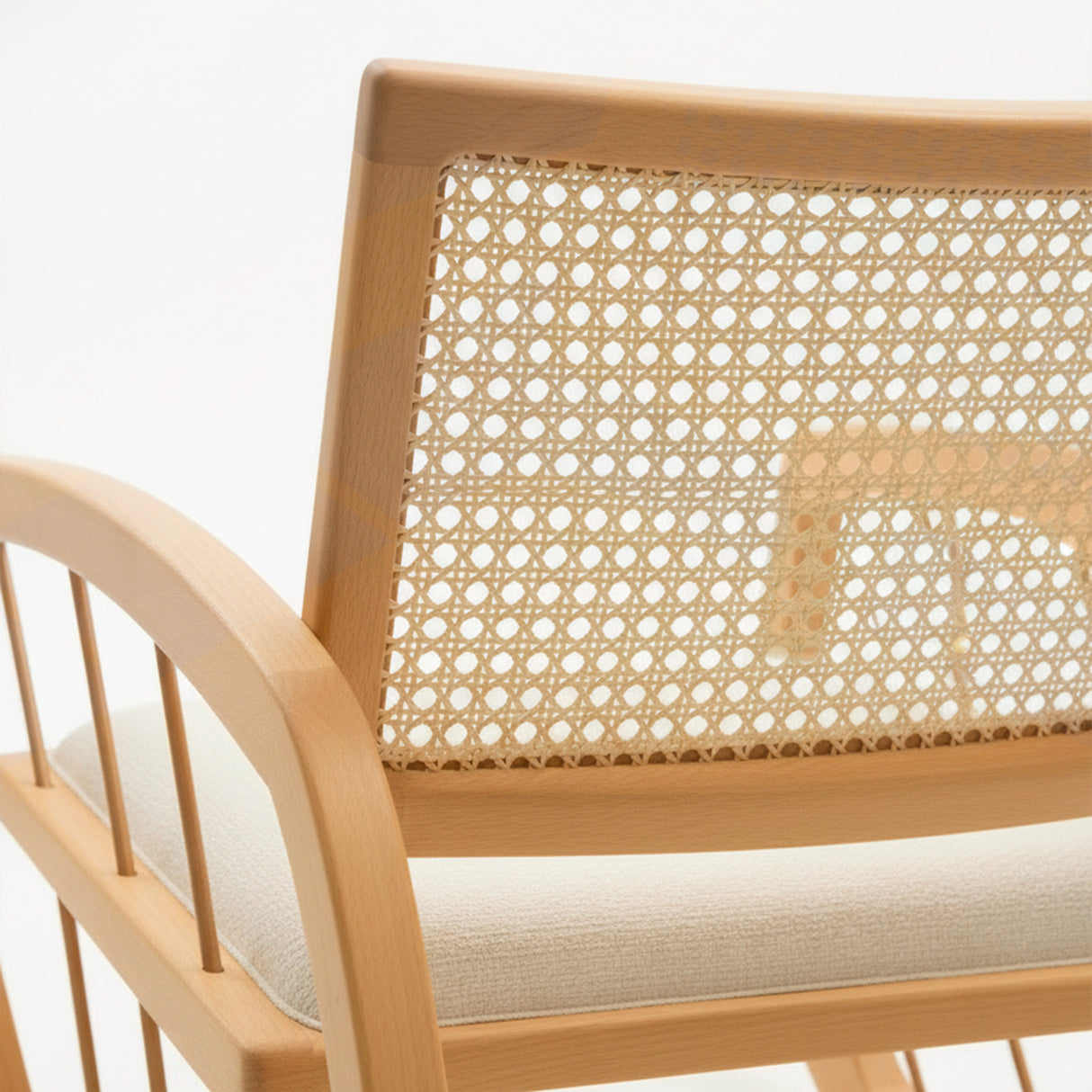 poltrona de madera color natural con respaldo con junco