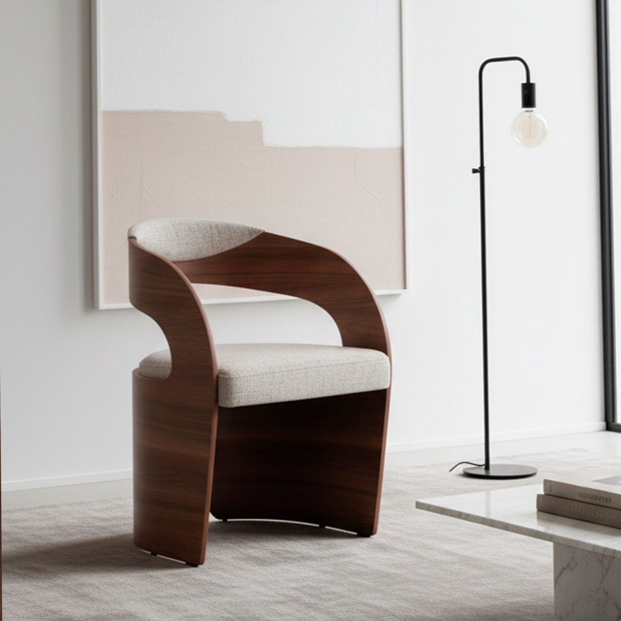 Poltrona de lino color beige con madera color nogal