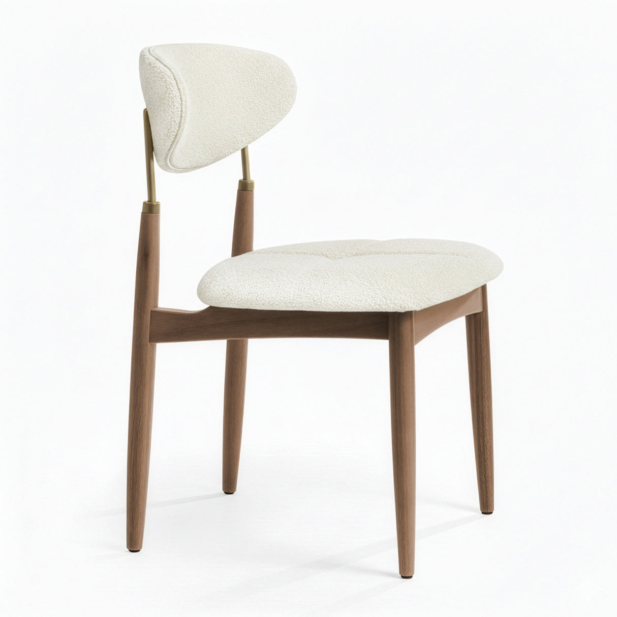 Silla de madera con respaldo y asiento acolchados beige.