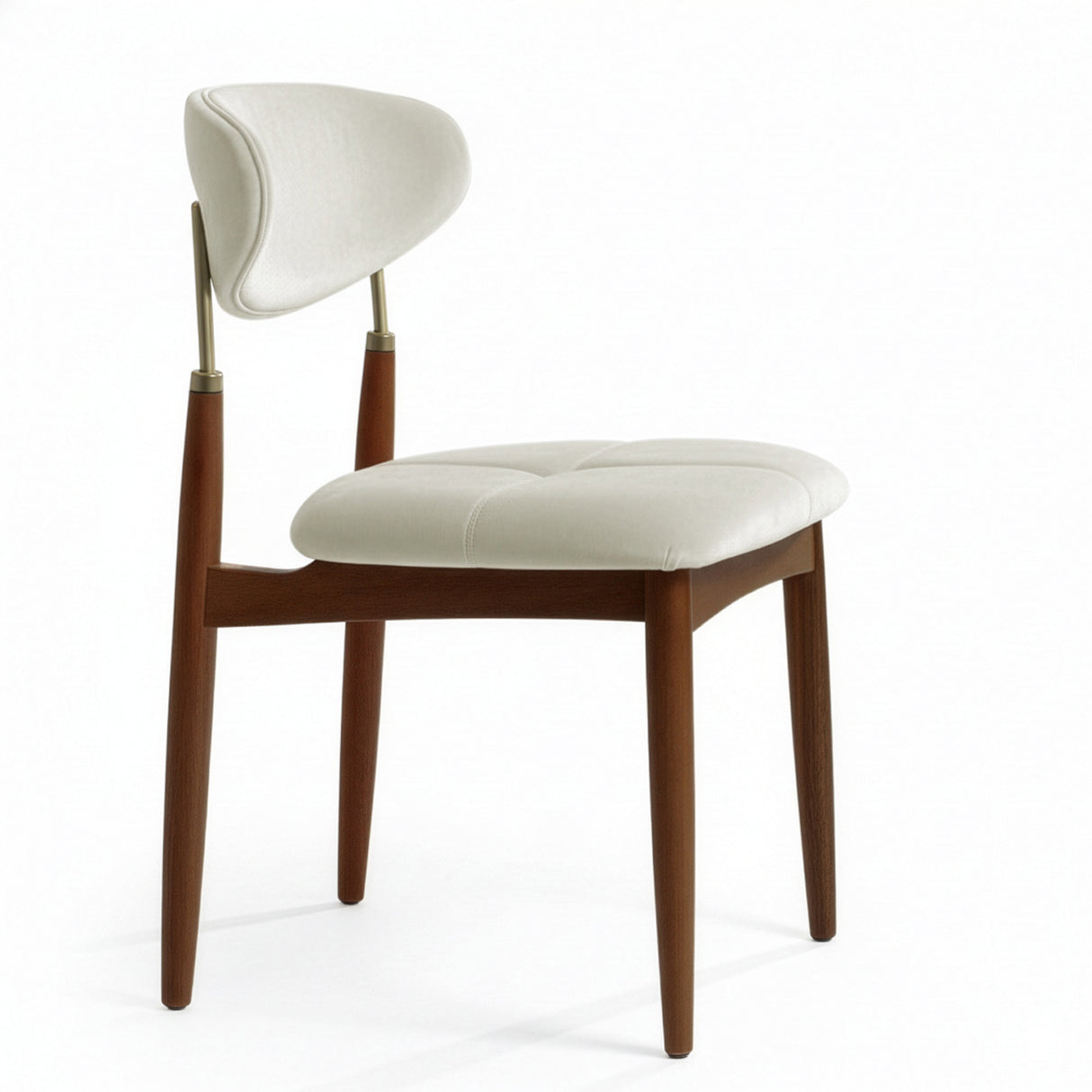 Silla de madera con respaldo y asiento acolchados beige.