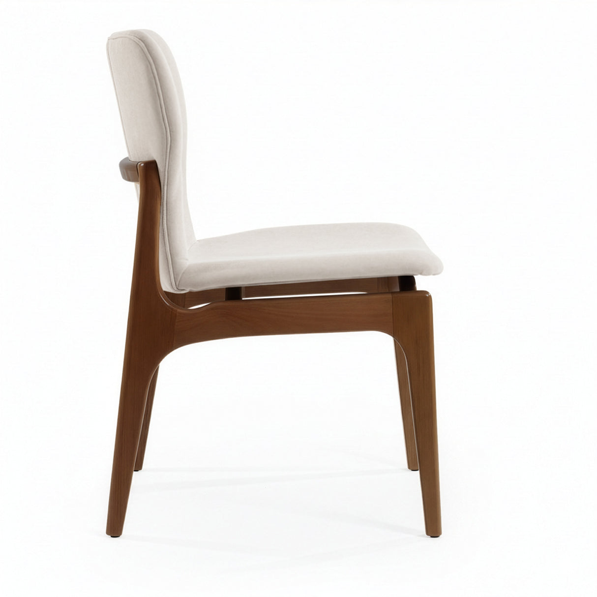 Silla de madera con asiento y respaldo acolchado ergonómico color beige claro.