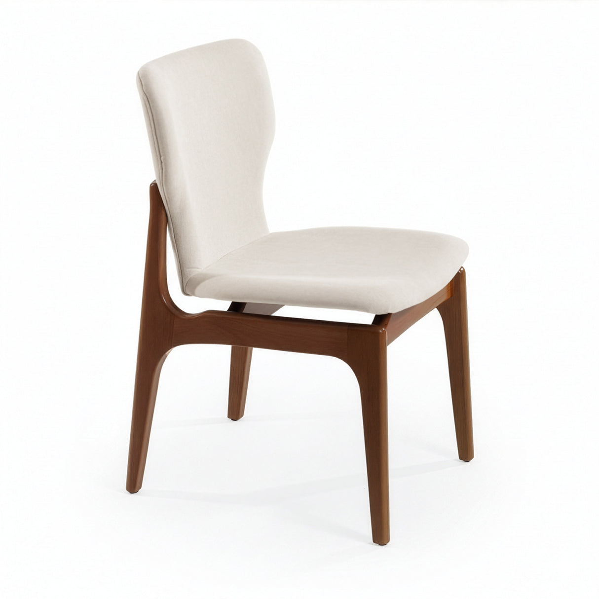 Silla de madera con asiento y respaldo acolchado ergonómico color beige claro.
