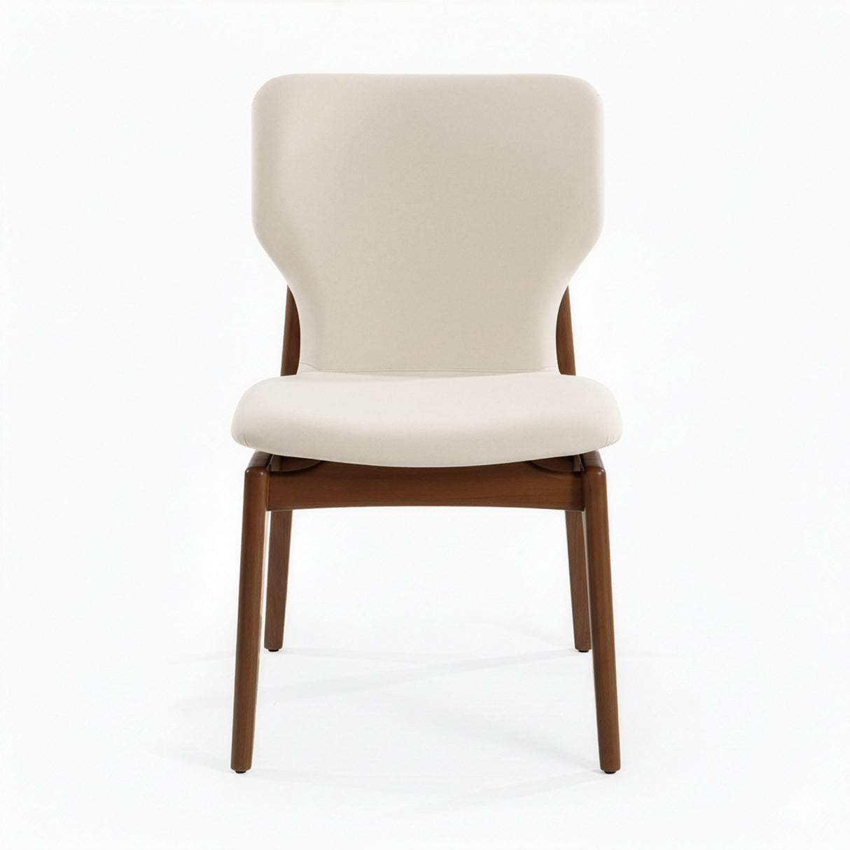 Silla de madera con asiento y respaldo acolchado ergonómico color beige claro.