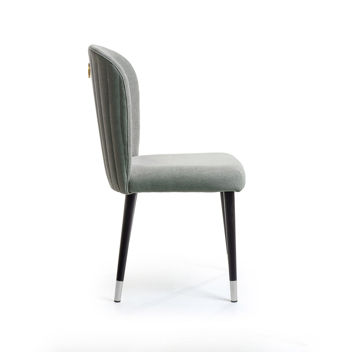 Silla acolchada con punteras y gancho metálico.