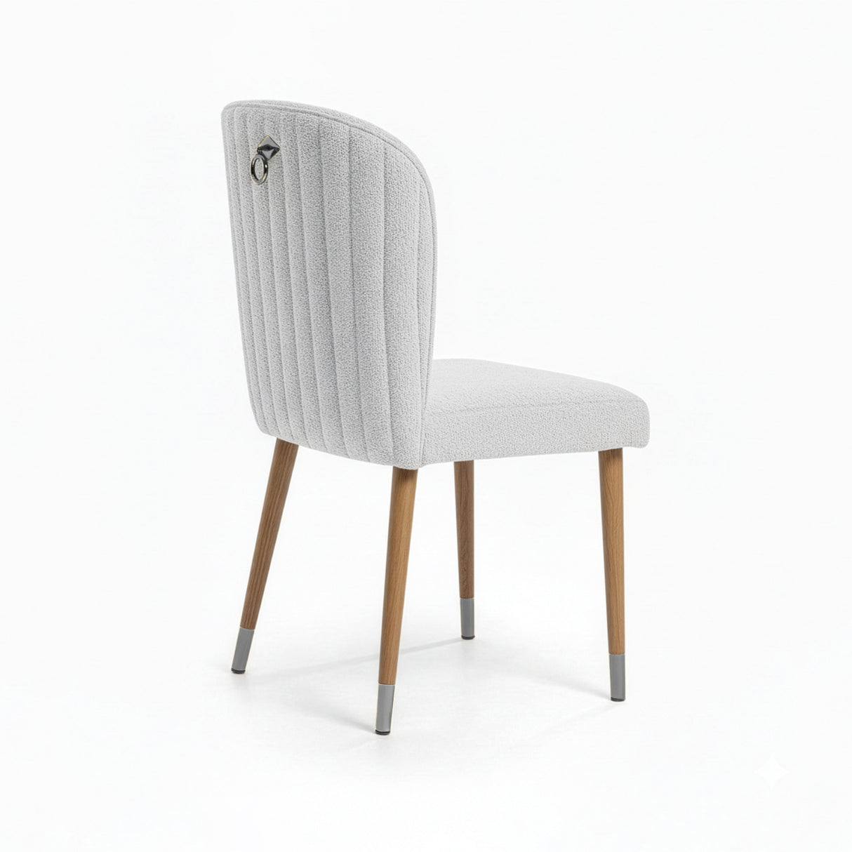 Silla acolchada con punteras y gancho metálico.