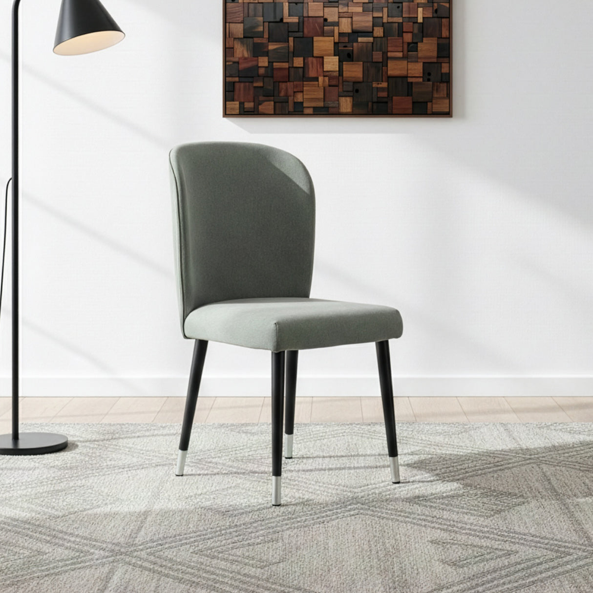 Silla acolchada con punteras y gancho metálico.