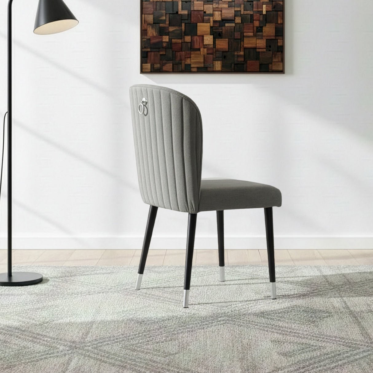 Silla acolchada con punteras y gancho metálico.