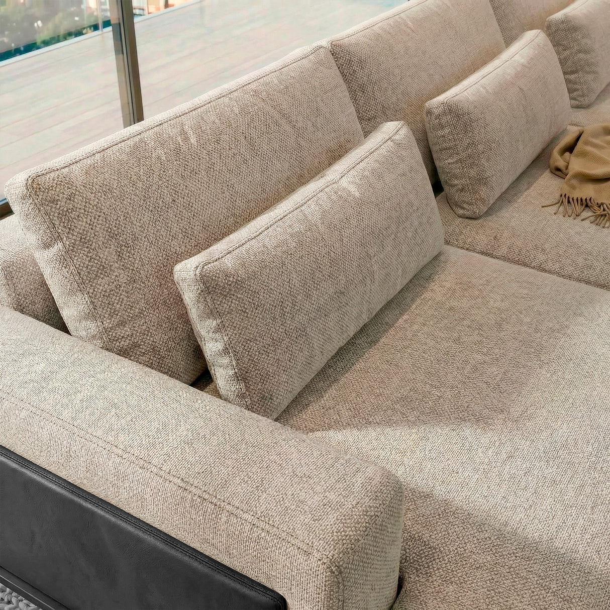 Sofá con chaise longue de tres cuerpos.