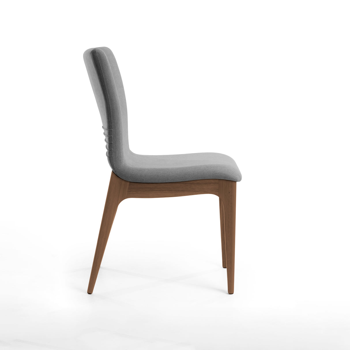 Silla acolchada con patas de madera en color gris oscuro.
