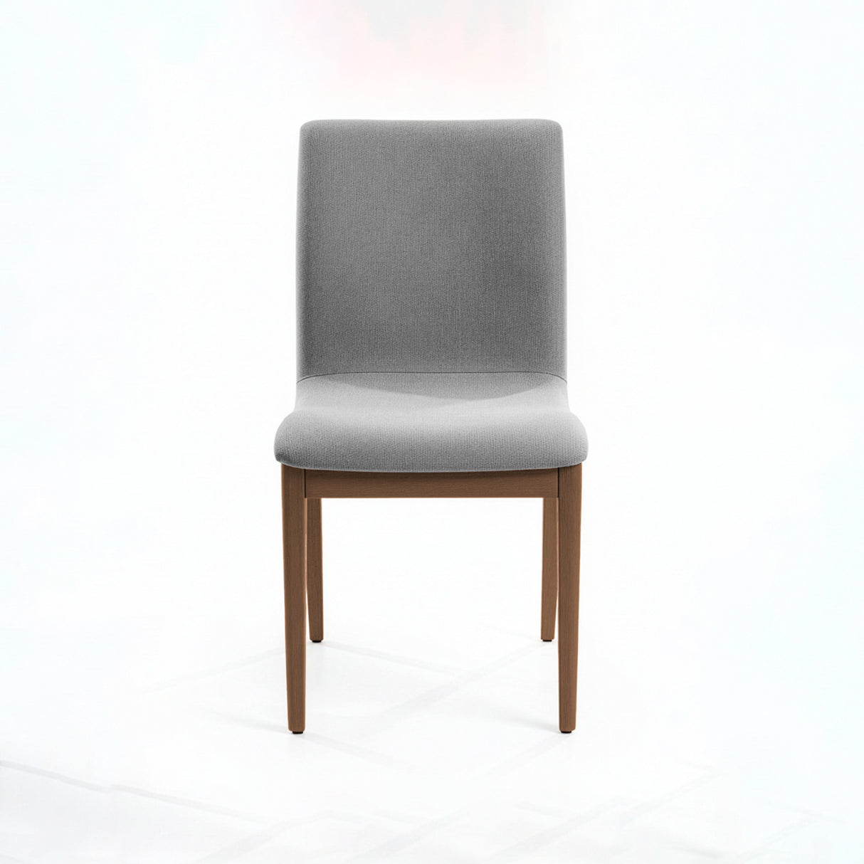 Silla acolchada con patas de madera en color gris oscuro.