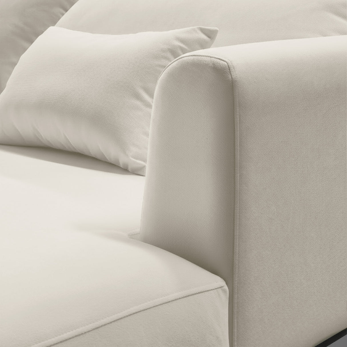 Sofá de dos cuerpos con chaise color beige.