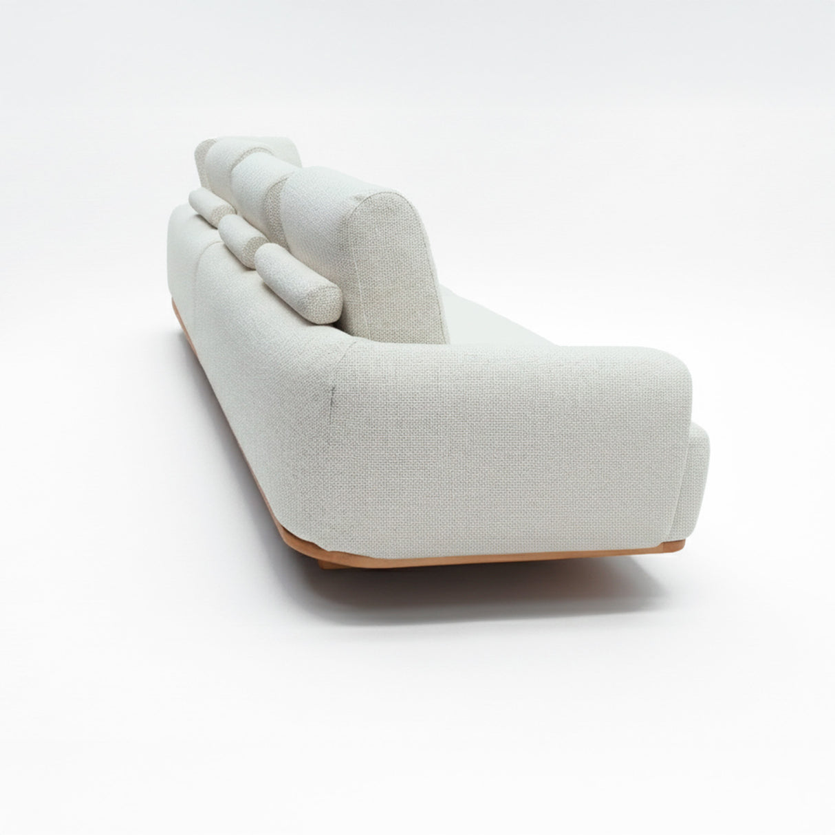 Sofá de dos cuerpos con pouf del lado derecho y mesa de madera
