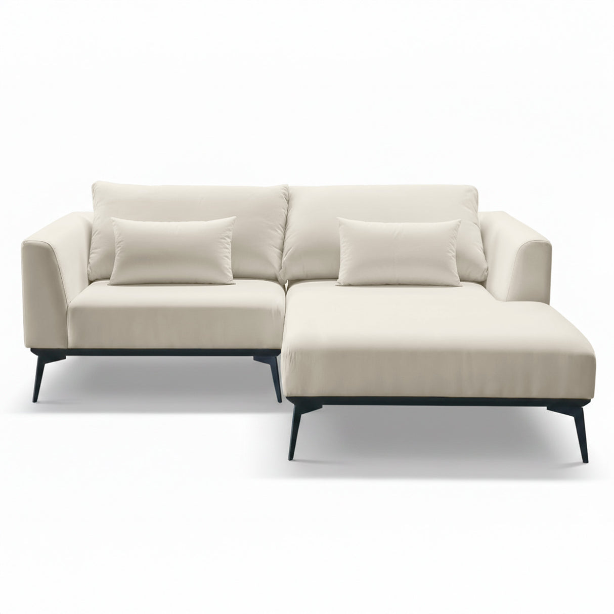 Sofá de dos cuerpos con chaise color beige.