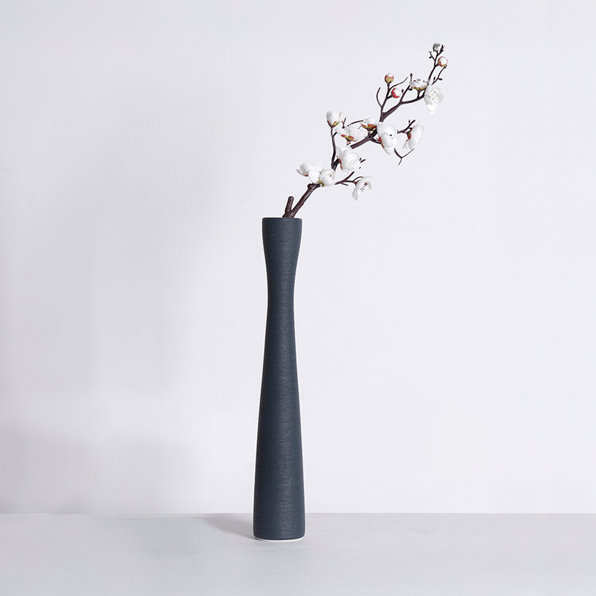 jarrón de cerámica delgado mediano