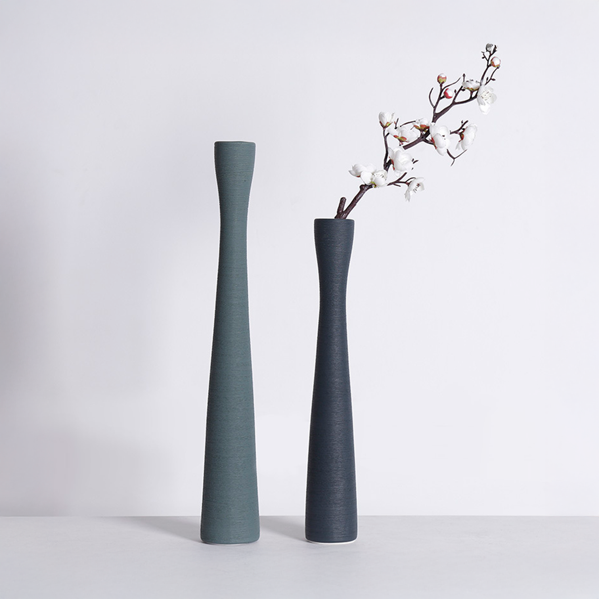 jarrón de cerámica delgado alto