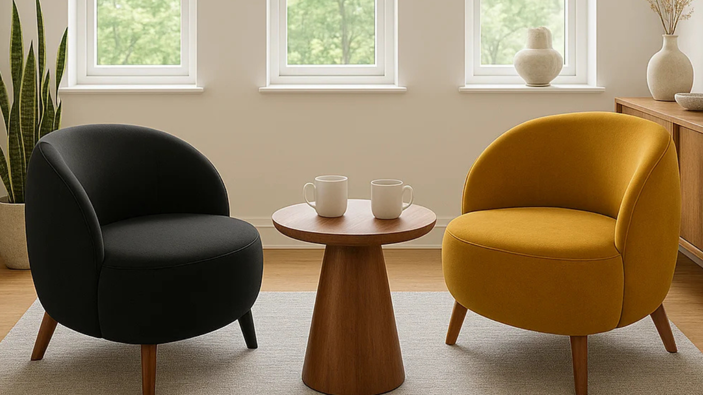 Dos poltronas modernas, una negra y otra mostaza, en una habitación luminosa con tres ventanas, mesa central con tazas y decoración natural con plantas.