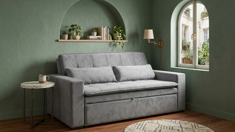 Sofá cama gris modelo Londres en una sala de estar pequeña y acogedora con paredes texturizadas en color verde salvia