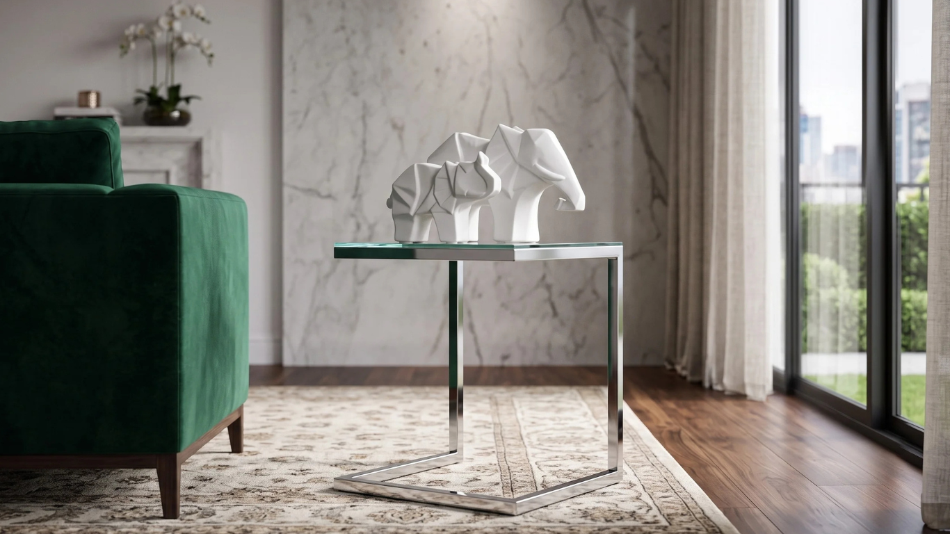 Esculturas geométricas de elefantes blancos sobre una mesa auxiliar de cristal y metal en un living elegante.