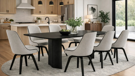 Mesa Eva negra con sillas claras en comedor contemporáneo junto a la cocina