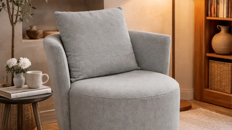 Poltrona Pienza gris en living luminoso con decoración cálida y ventanal