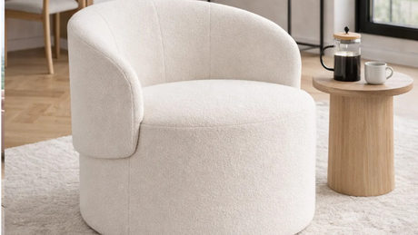 Vista lateral de la Poltrona Sambaqui que destaca su respaldo envolvente