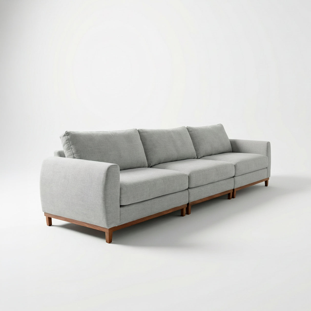 Sofá de tres cuerpos, tela lino, color gris claro.