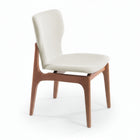 Silla de madera con asiento y respaldo acolchado ergonómico color vainilla.