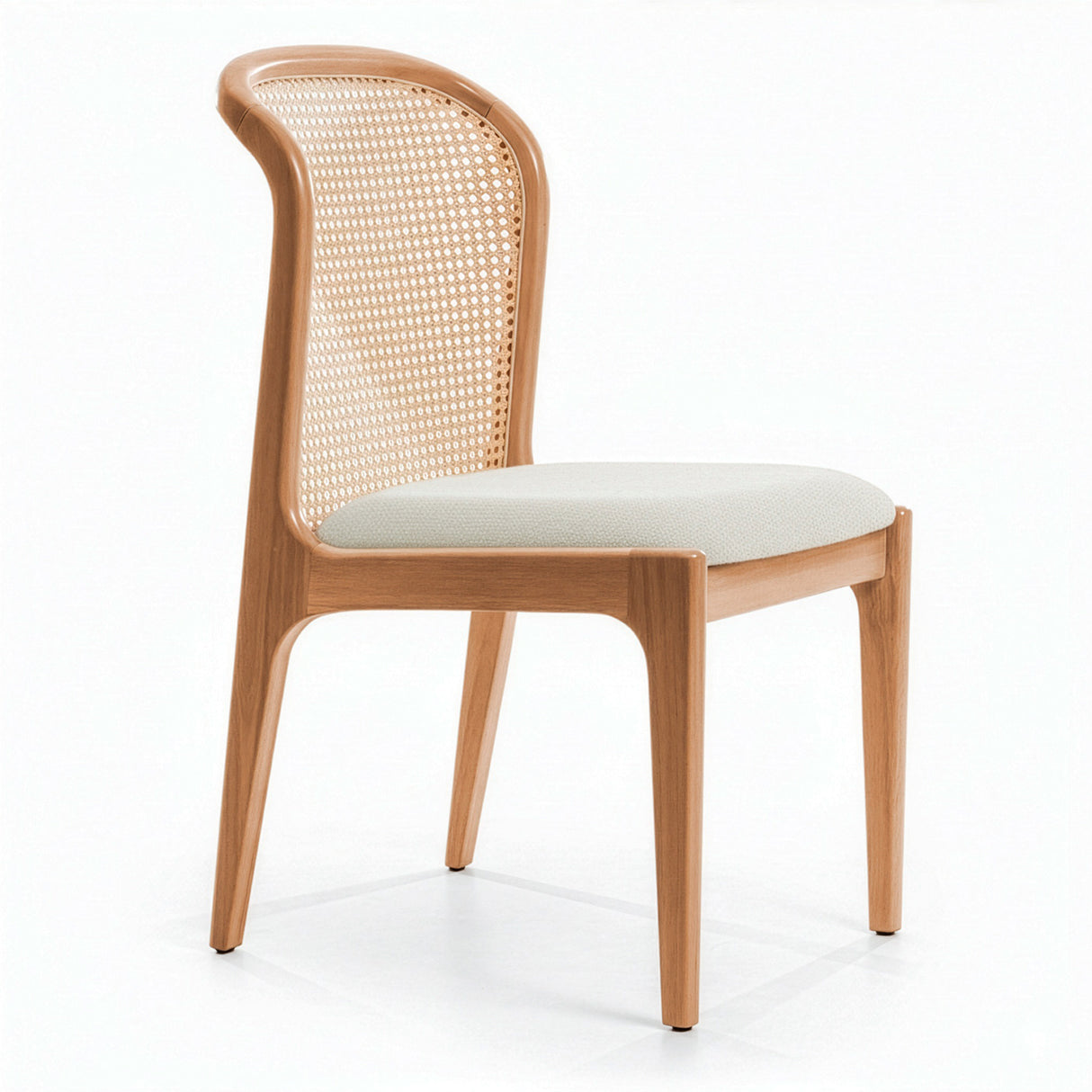 Silla con respaldo tejido artesanal de junco y asiento acolchado.