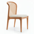 Silla con respaldo tejido artesanal de junco y asiento acolchado.