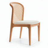 Silla con respaldo tejido artesanal de junco y asiento acolchado.