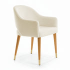 Silla acolchada con respaldo abierto color vainilla.
