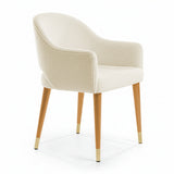 Silla acolchada con respaldo abierto color vainilla.