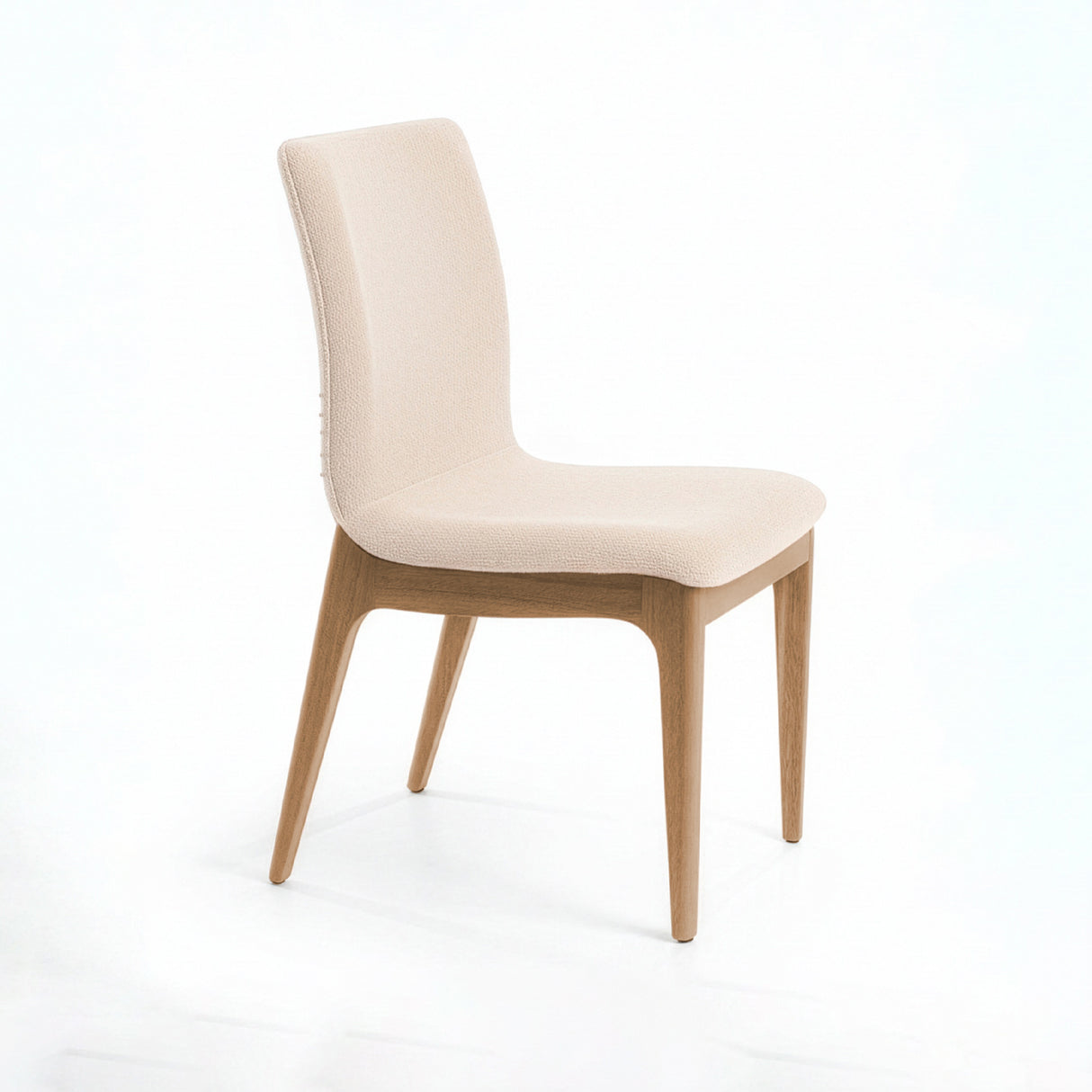 Silla acolchada con patas de madera en color vainilla.