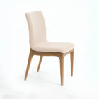 Silla acolchada con patas de madera en color vainilla.
